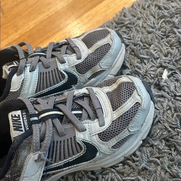Nike Kids' Vomero 5 Sneaker Gray and Black Size 13C - Picture 9 of 9